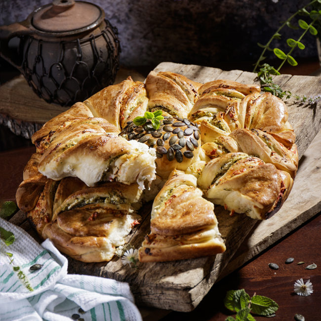 Цветна Коледна питка